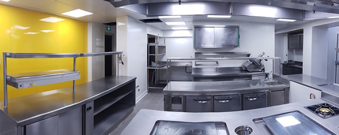 Cuisine rénovée avec plaques PVC jaune et blanche