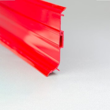 Plinthe PVC à lèvres souples rouge vue de côté