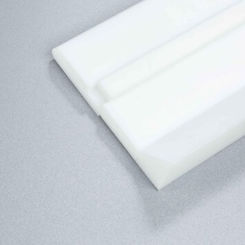 plinthe-a-talon-pehd-blanche-avec-cache-vis-et-degagement-pour-u-de-sol