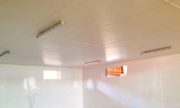 Plafond d'une chèvrerie habillé à l'aide de plaques en PVC