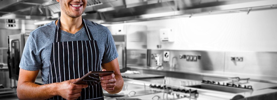 Restaurateur dans cuisine propre