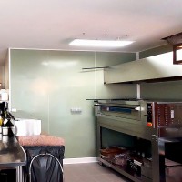 Plaques de PVC vert olive dans une cuisine de pizzeria