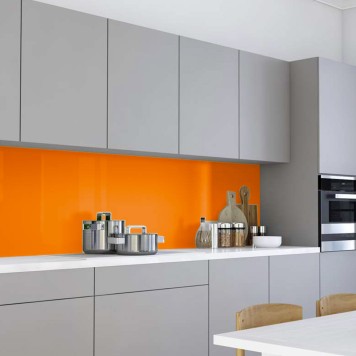 Réalisation crédence cuisine avec panneau mural décoratif brillant orange "Juicy Lucy" Altro Whiterock Chameleon