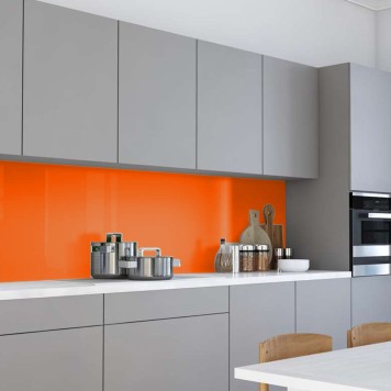Réalisation crédence cuisine avec panneau mural décoratif brillant orange "Juicy Lucy" Altro Whiterock Chameleon