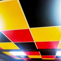 Faux plafond tricolore jaune rouge noir