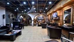 Faux plafond en dalles PVC noires sur une ossature blanche dans un salon de coiffure