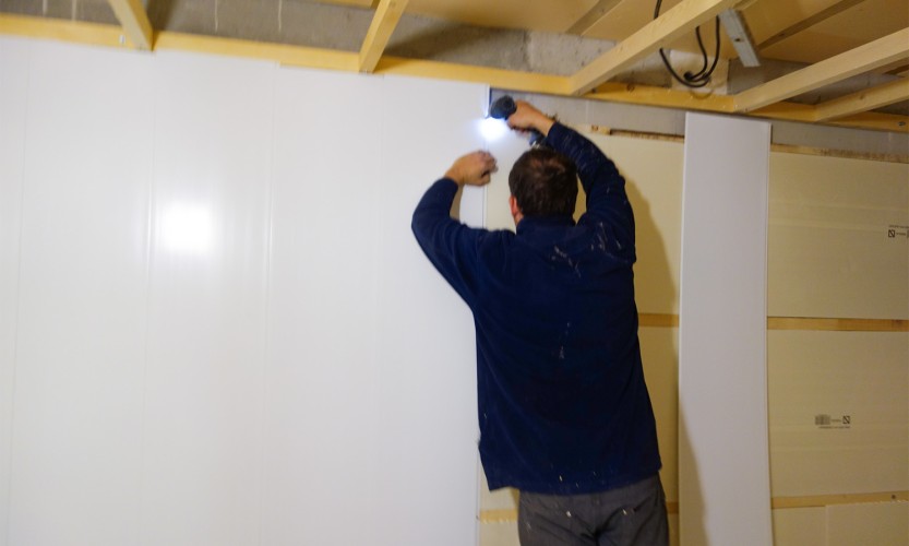 Pose de lambris PVC plein blanc