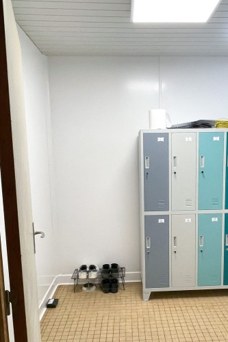 rénovation vestiaires avec plaques en PVC 2 mm HACCP après
