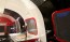 Cuisine d'une caravane aménagée rouge noir blanche