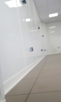 Plinthes en PVC blanc pour laboratoire