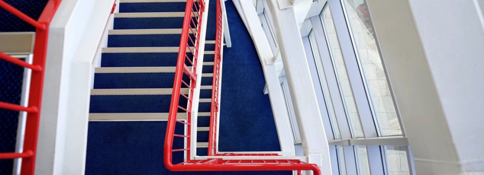 cage d'escalier rouge et bleue