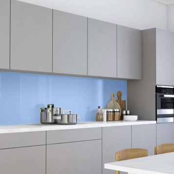 Réalisation crédence cuisine avec panneau mural décoratif brillant Bleu Doux "Slip Stream" Altro Whiterock Chameleon