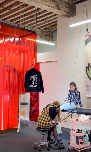 Rideaux à lanières rouges PVC dans un salon de tatouage