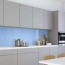 Réalisation crédence cuisine avec panneau mural décoratif brillant Bleu Doux "Slip Stream" Altro Whiterock Chameleon