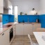 Réalisation paroi salle de bain avec Panneau mural décoratif intérieur PVC Satiné Bleu "Ozone" Altro Whiterock Satins