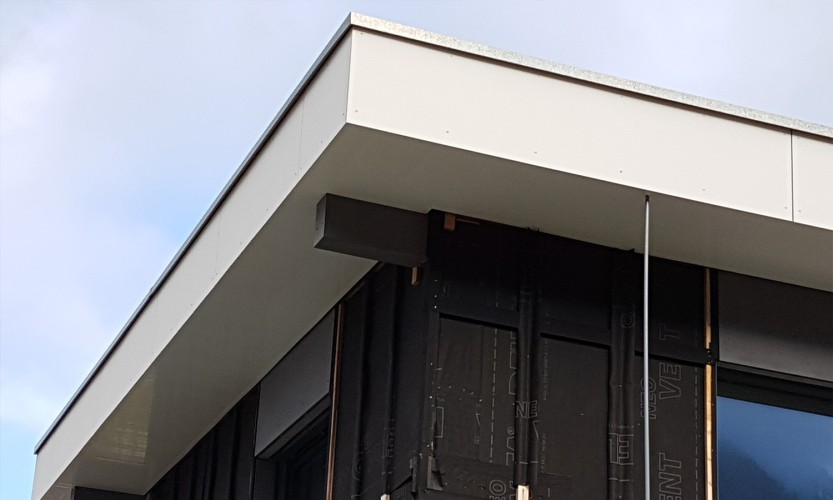 lambris PVC blanc posé sous toiture