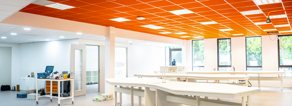 Faux plafond open space avec dalles oranges