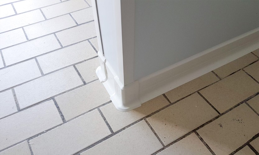 Plinthes en PVC blanc rénovation salle polyvalente