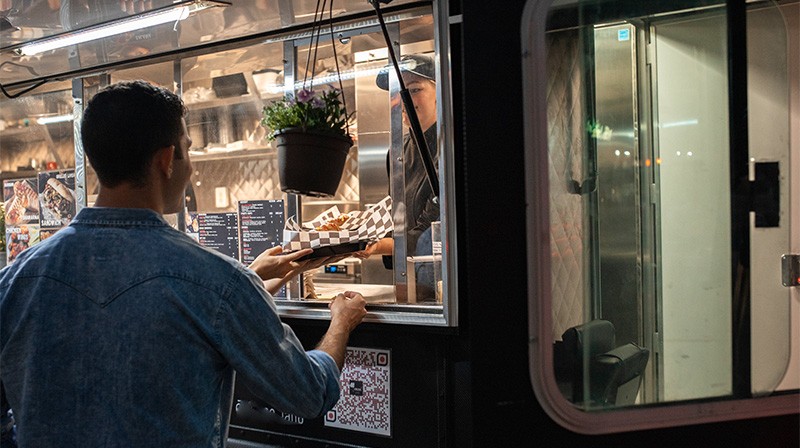 Client servi dans un food truck