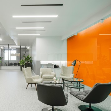 Réalisation paroi bureaux avec panneau mural décoratif brillant orange "Juicy Lucy" Altro Whiterock Chameleon