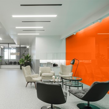 Réalisation paroi bureaux avec panneau mural décoratif brillant orange "Juicy Lucy" Altro Whiterock Chameleon