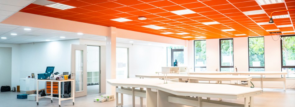 Faux plafond en dalles orange