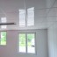 faux plafond en dalles acoustiques blanches