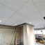 Réalisation d'un faux plafond en dalles décoratives blanches