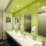 Réalisation lavabos toilettes publiques avec panneau mural décoratif brillant vert Altro Whiterock Chameleon "Key Lime"