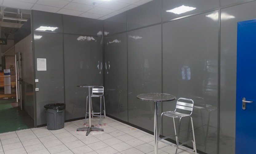 Murs qui sont revêtus de plaques grises brillantes en PVC