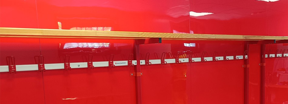 vestiaires rénovés avec plaques en pvc rouges