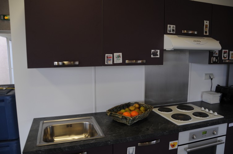 Crédence d'une cuisine réalisée avec notre plaque PVC 2 mm satinée