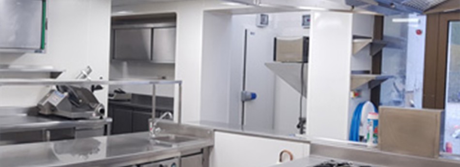 cuisine en inox rénovée avec plaques PVC