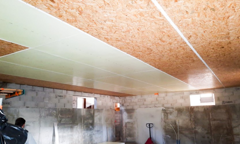 Plafond d'une chèvrerie en cours de travaux