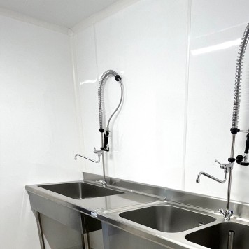 plonge rénovée avec plaques PVC blanches 3 mm
