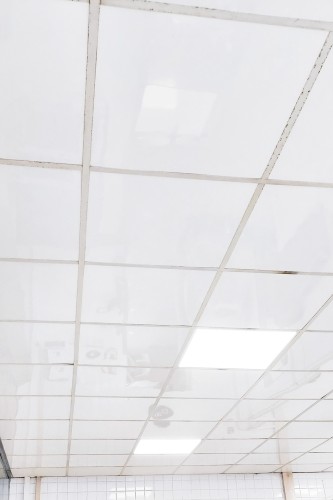 faux plafond avec dalles blanches lavables haccp
