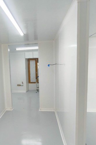 plafond avec lambris alvéolaire cuisine professionnelle 2