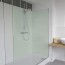 Réalisation parois de douche avec panneau mural décoratif brillant vert amande "Ice Queen" Altro Whiterock Chameleon