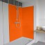 Réalisation parois de douche avec panneau mural décoratif brillant orange "Juicy Lucy" Altro Whiterock Chameleon
