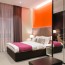 Réalisation tête de lit chambre d'hôtel avec panneau mural décoratif brillant orange "Juicy Lucy" Altro Whiterock Chameleon