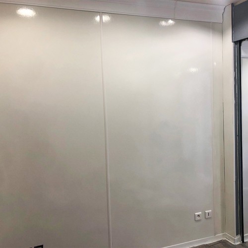 Mur après rénovation avec des plaques de polyester