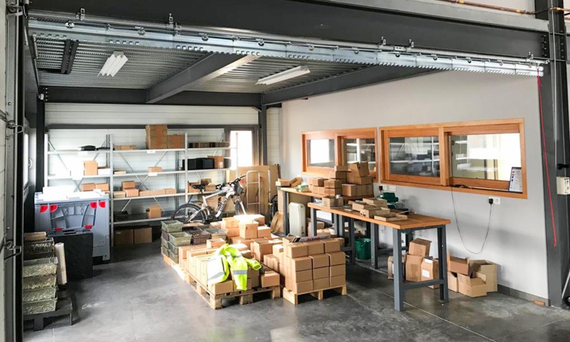 Montage d'un rideau à lanières à l'intérieur