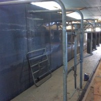 Salle de traite rénovée avec des plaques de PVC grises