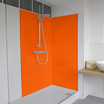 Réalisation parois de douche avec panneau mural décoratif brillant orange "Juicy Lucy" Altro Whiterock Chameleon