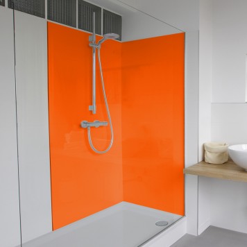 Réalisation parois de douche avec panneau mural décoratif brillant orange "Juicy Lucy" Altro Whiterock Chameleon