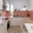 Réalisation paroi salle de bain avec Panneau mural décoratif intérieur PVC Satiné Orange "Clay" Altro Whiterock Satins