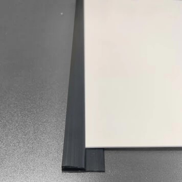 Chant-de-plaque-2.5mm-noir-vue-montage