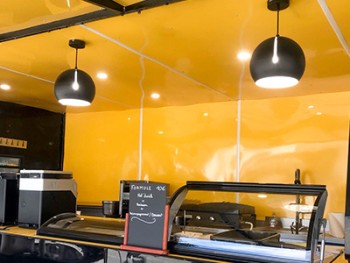 food truck aménagé avec des plaques pvc jaunes