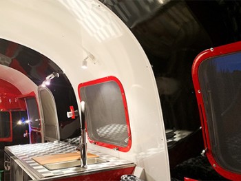foodtruck rénové avec plaques pvc noir blanc rouge