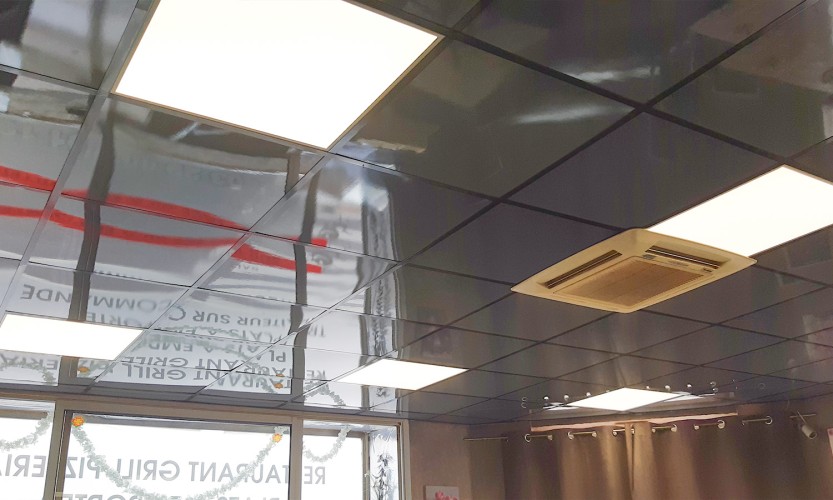 Faux plafond en dalles grises brillantes et lavables